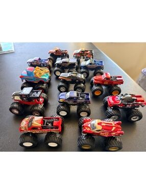 Lot of Hot Wheels Monster Jam Die-Cast Trucks Grave Digger,Iron Man,Gunslinger